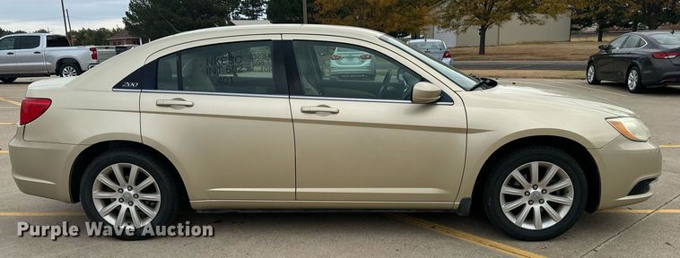 image for item DX3725 2011 Chrysler 200 