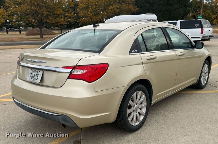 image for item DX3725 2011 Chrysler 200 