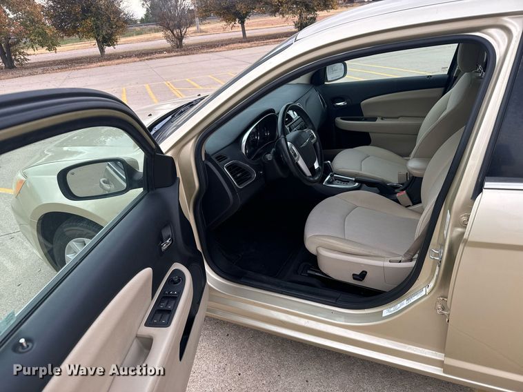 image for item DX3725 2011 Chrysler 200 