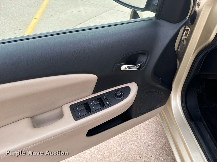 image for item DX3725 2011 Chrysler 200 