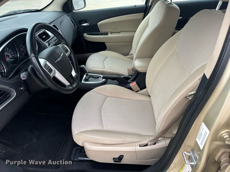 image for item DX3725 2011 Chrysler 200 