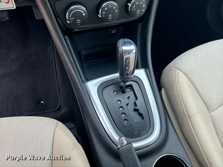 image for item DX3725 2011 Chrysler 200 