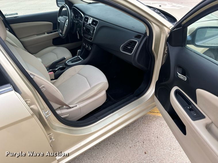 image for item DX3725 2011 Chrysler 200 