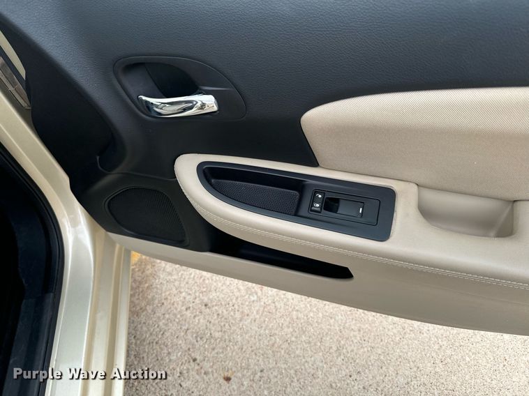 image for item DX3725 2011 Chrysler 200 