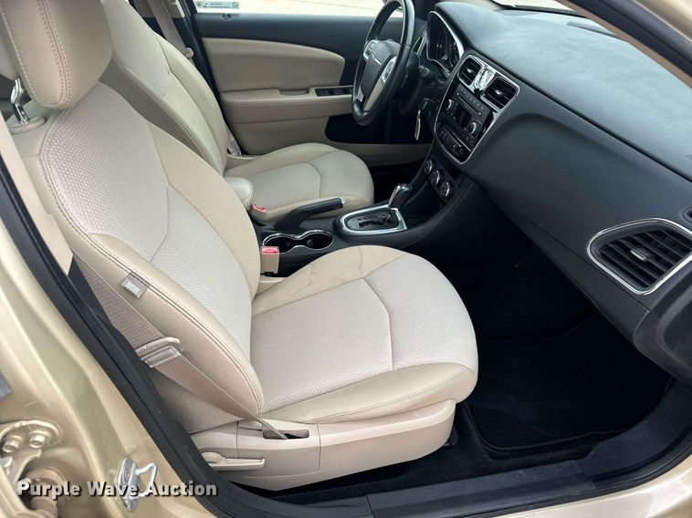 image for item DX3725 2011 Chrysler 200 