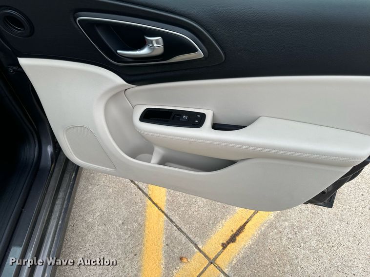 image for item DX3726 2017 Chrysler  200 