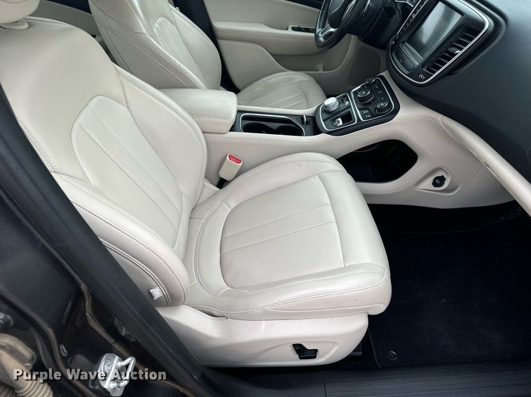 image for item DX3726 2017 Chrysler  200 