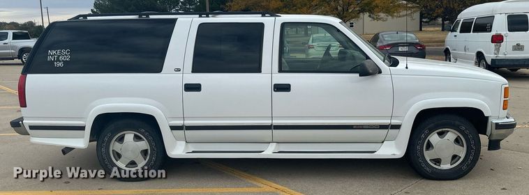 image for item DX3728 1999 GMC Suburban 1500 SUV
