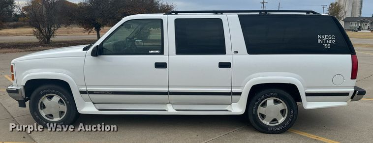 image for item DX3728 1999 GMC Suburban 1500 SUV