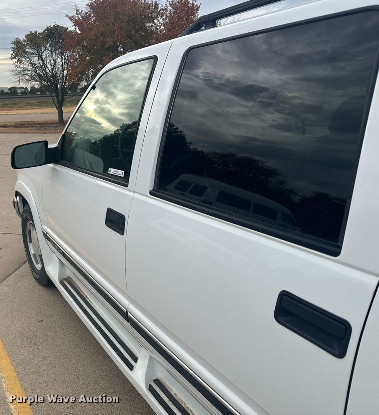 image for item DX3728 1999 GMC Suburban 1500 SUV