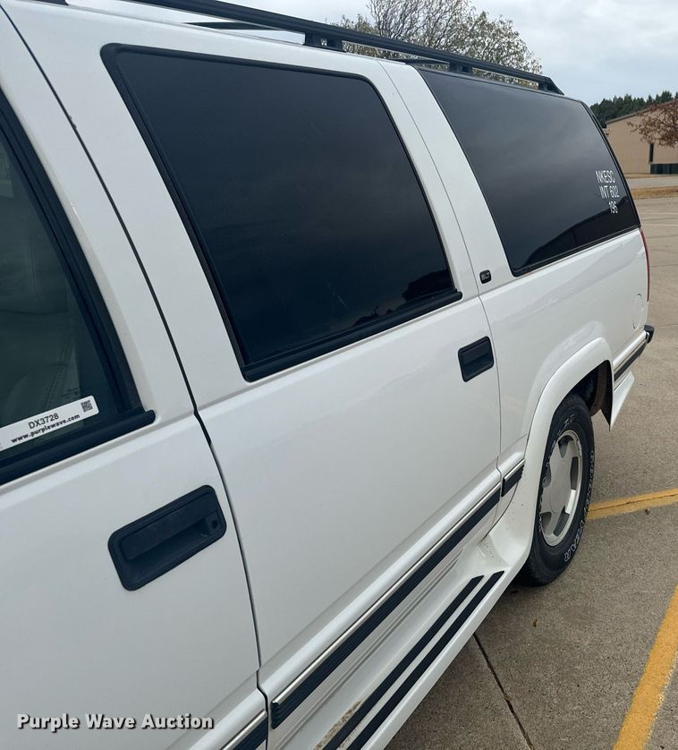 image for item DX3728 1999 GMC Suburban 1500 SUV