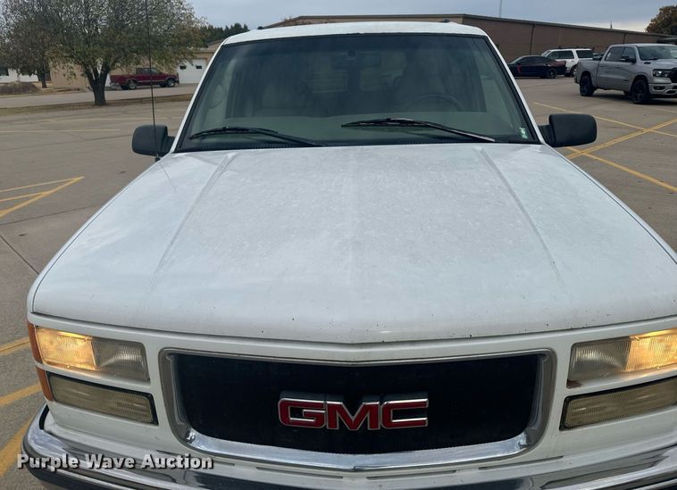 image for item DX3728 1999 GMC Suburban 1500 SUV