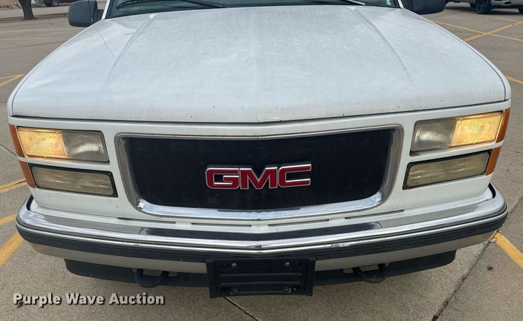 image for item DX3728 1999 GMC Suburban 1500 SUV