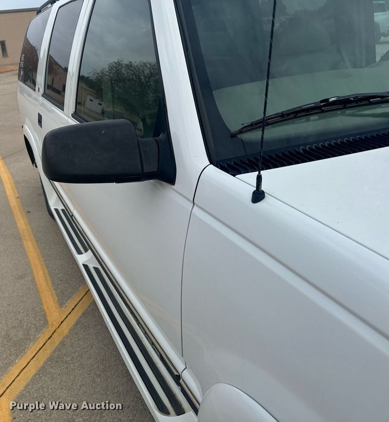 image for item DX3728 1999 GMC Suburban 1500 SUV
