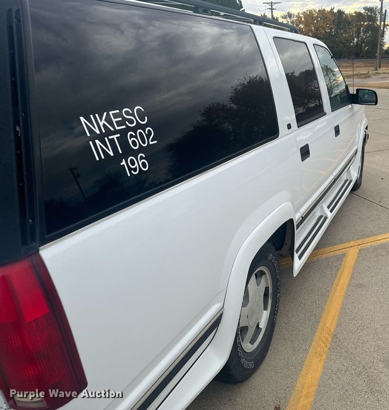 image for item DX3728 1999 GMC Suburban 1500 SUV