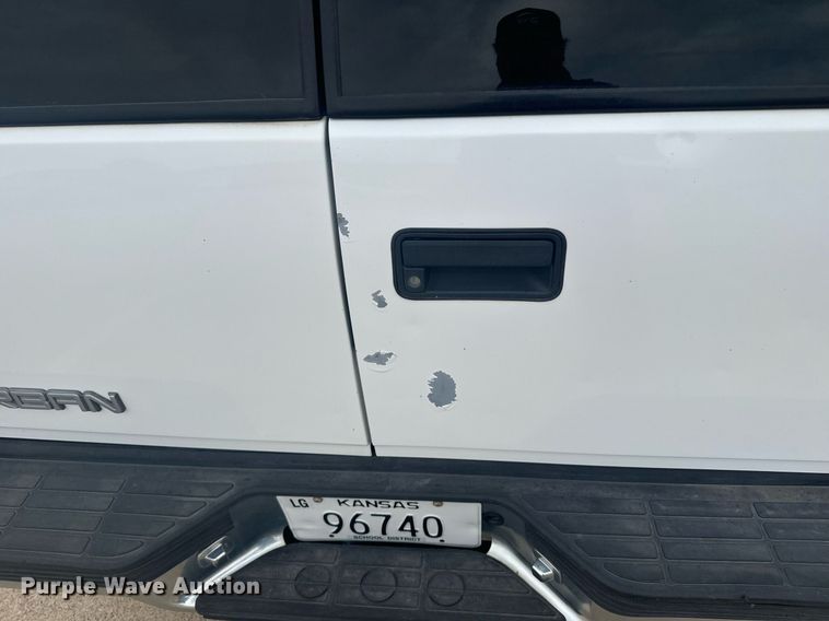 image for item DX3728 1999 GMC Suburban 1500 SUV