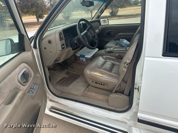 image for item DX3728 1999 GMC Suburban 1500 SUV