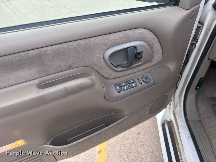 image for item DX3728 1999 GMC Suburban 1500 SUV