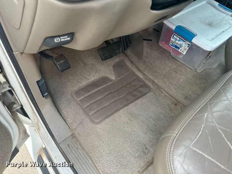 image for item DX3728 1999 GMC Suburban 1500 SUV