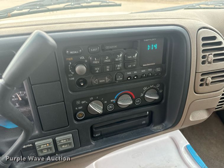 image for item DX3728 1999 GMC Suburban 1500 SUV