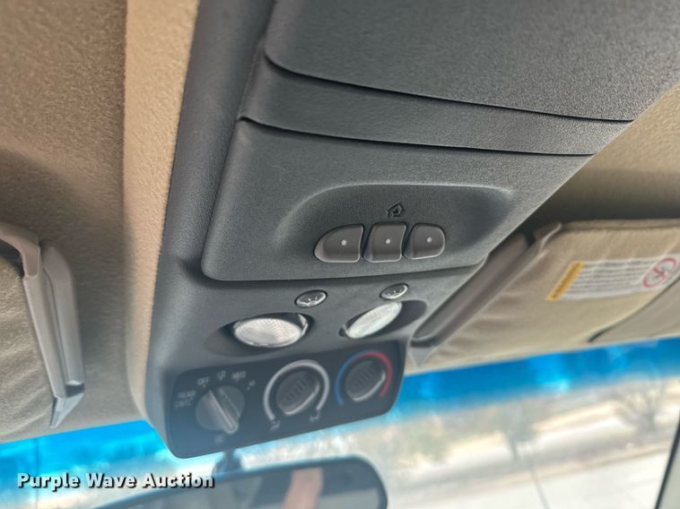 image for item DX3728 1999 GMC Suburban 1500 SUV