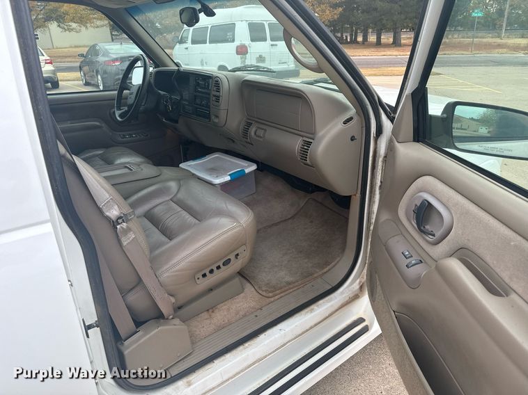 image for item DX3728 1999 GMC Suburban 1500 SUV