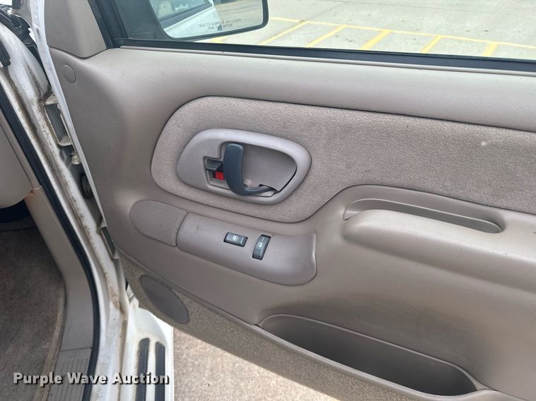 image for item DX3728 1999 GMC Suburban 1500 SUV