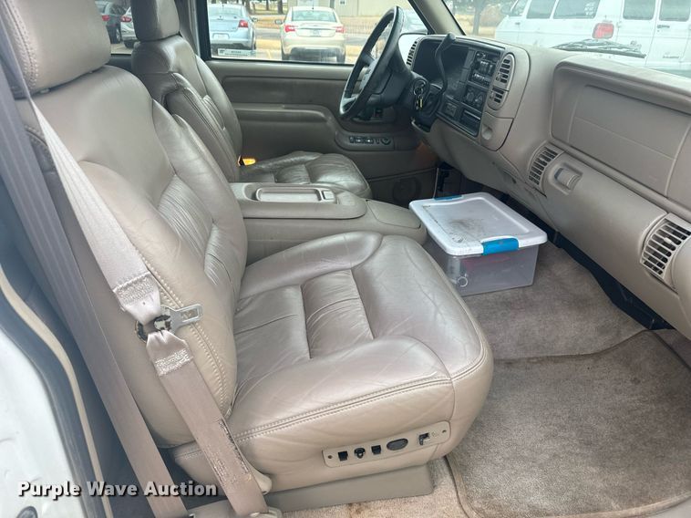 image for item DX3728 1999 GMC Suburban 1500 SUV