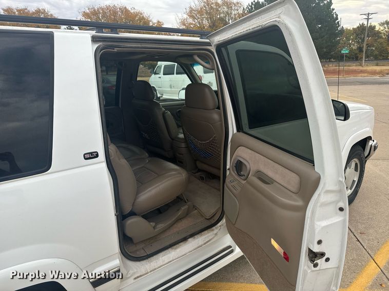 image for item DX3728 1999 GMC Suburban 1500 SUV