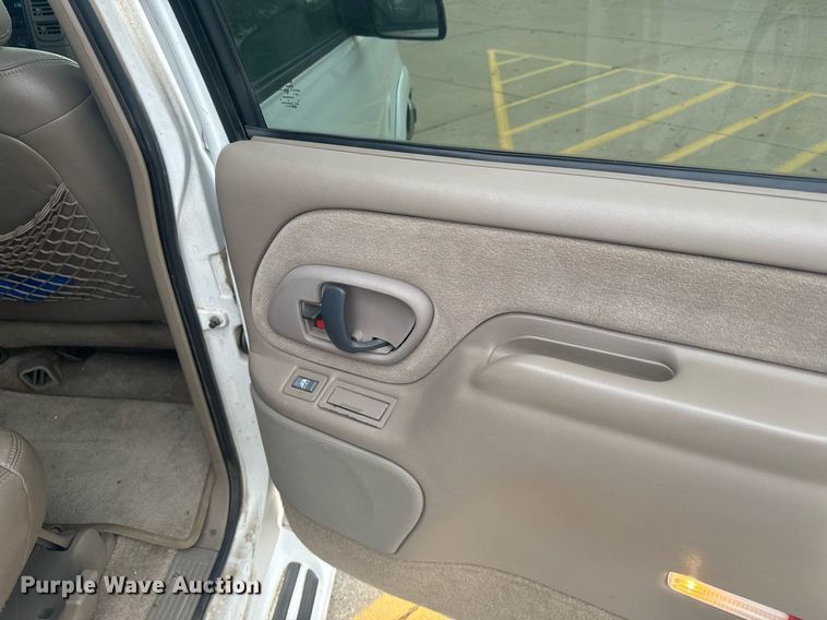image for item DX3728 1999 GMC Suburban 1500 SUV