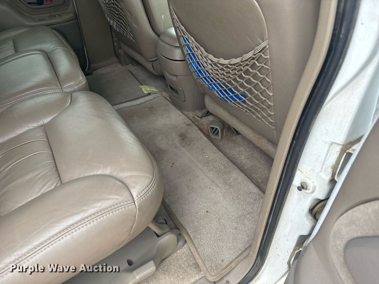 image for item DX3728 1999 GMC Suburban 1500 SUV