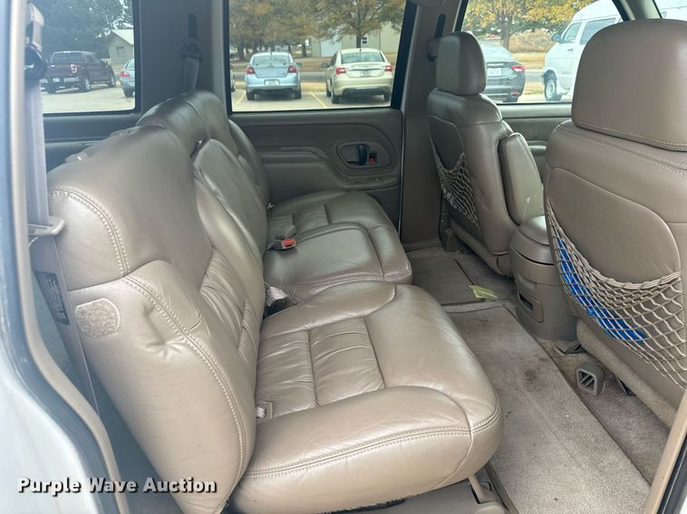 image for item DX3728 1999 GMC Suburban 1500 SUV