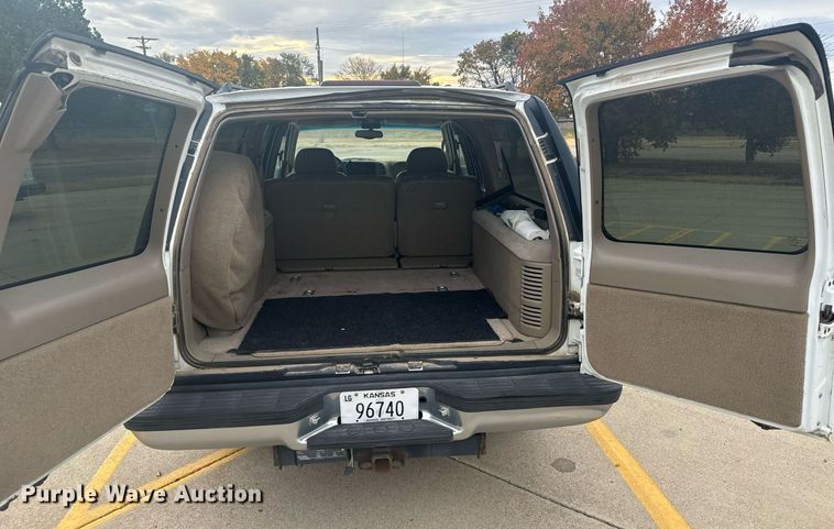 image for item DX3728 1999 GMC Suburban 1500 SUV