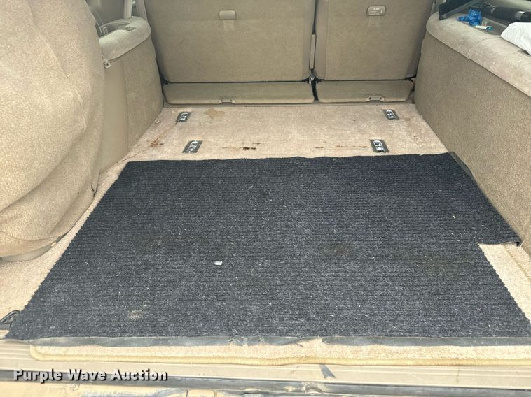 image for item DX3728 1999 GMC Suburban 1500 SUV