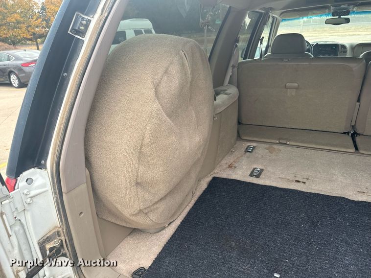 image for item DX3728 1999 GMC Suburban 1500 SUV