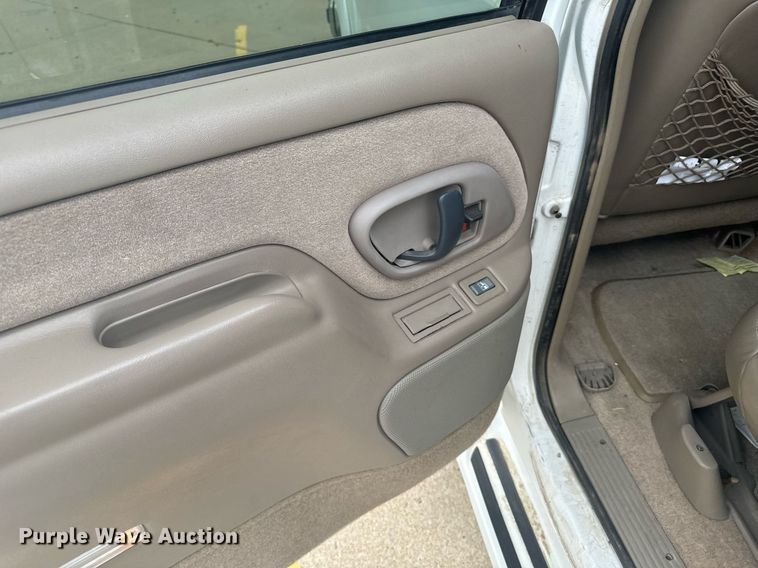 image for item DX3728 1999 GMC Suburban 1500 SUV