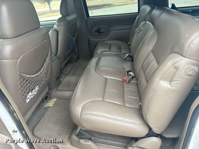 image for item DX3728 1999 GMC Suburban 1500 SUV