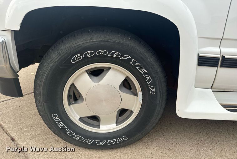 image for item DX3728 1999 GMC Suburban 1500 SUV