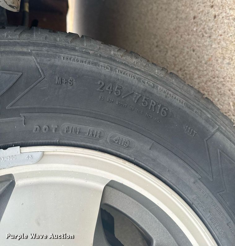 image for item DX3728 1999 GMC Suburban 1500 SUV