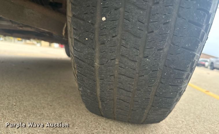 image for item DX3728 1999 GMC Suburban 1500 SUV