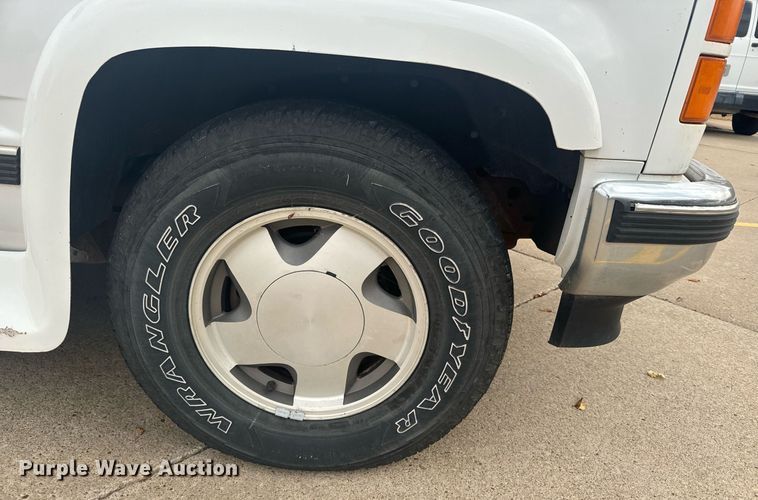 image for item DX3728 1999 GMC Suburban 1500 SUV