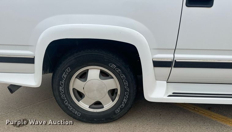 image for item DX3728 1999 GMC Suburban 1500 SUV