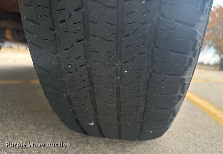 image for item DX3728 1999 GMC Suburban 1500 SUV