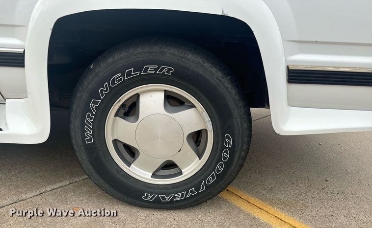 image for item DX3728 1999 GMC Suburban 1500 SUV