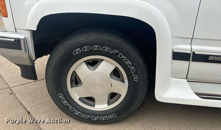 image for item DX3728 1999 GMC Suburban 1500 SUV