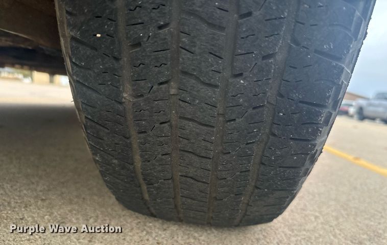 image for item DX3728 1999 GMC Suburban 1500 SUV