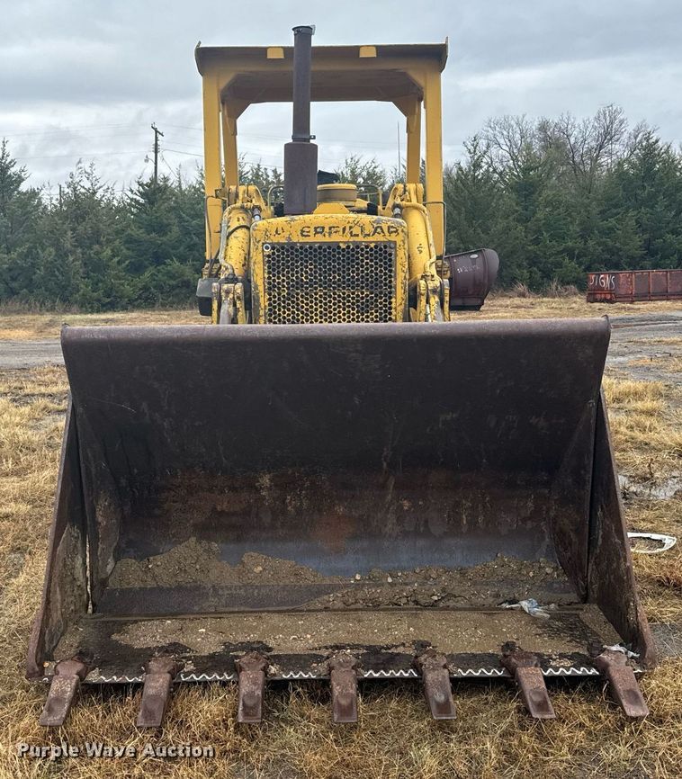 image for item DX3742 1977 Caterpillar 977L track loader