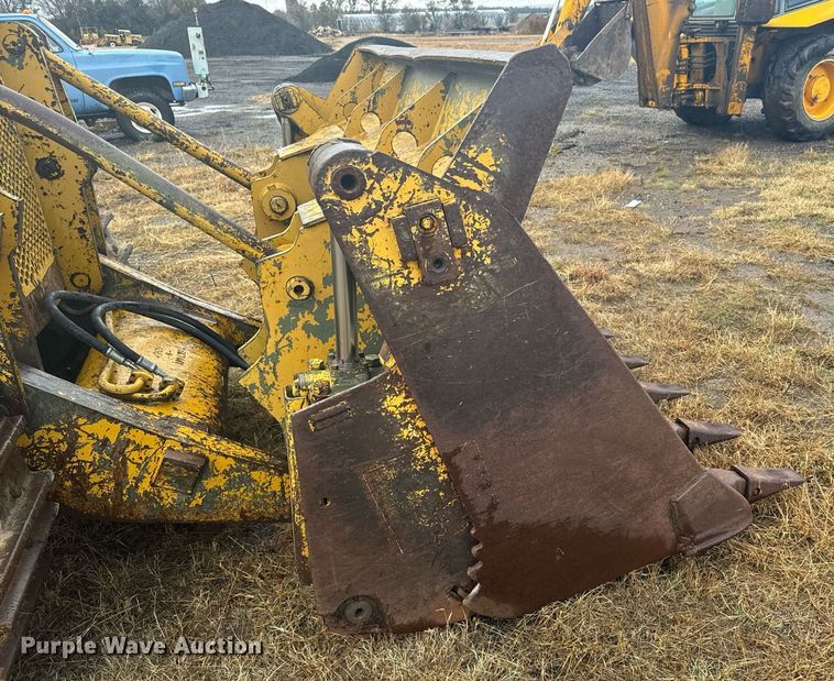 image for item DX3742 1977 Caterpillar 977L track loader