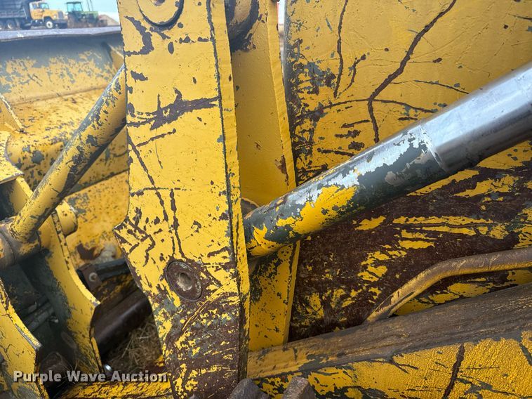 image for item DX3742 1977 Caterpillar 977L track loader