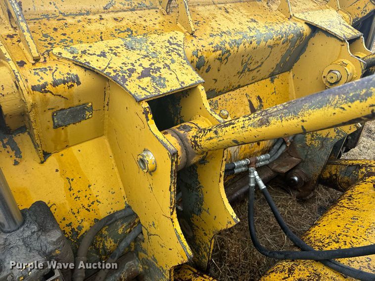 image for item DX3742 1977 Caterpillar 977L track loader